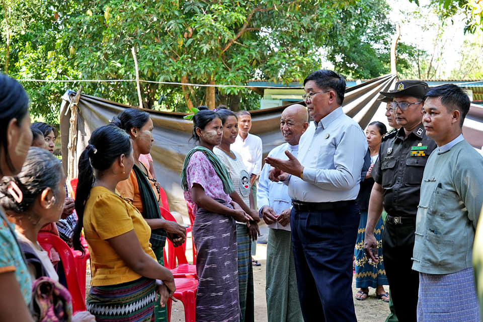 မကွေးတိုင်းဒေသကြီးဝန်ကြီးချုပ် ဦးတင့်လွင် မြို့သစ်မြို့နယ် ရေပြည့်ကျေးရွာအုပ်စု မဲဆန္ဒရှင် ပြည်သူများအား MEVM မဲပေးစက်နှင့် စပ်လျဉ်း၍ အသိပညာပေးခြင်းနှင့် လက်တွေ့စမ်းသပ် မဲပေးခြင်း လုပ်ဆောင်နေမှုအား ကြည့်ရှုအားပေးကာ၊ ဒေသတွင်း စိုက်ပျိုးစွမ်းအားမြှင့်တင်ရေး ဒေသခံတောင်သူများနှင့် တွေ့ဆုံ
