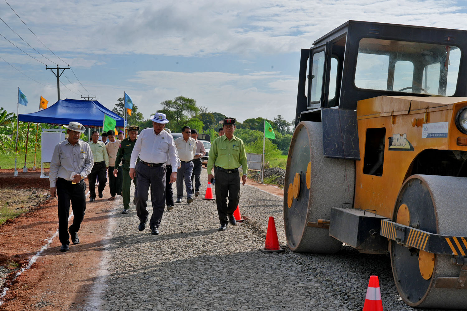 မ‌ကွေးတိုင်း‌ဒေသကြီး၀န်ကြီးချုပ် ဦးတင့်လွင် မင်းဘူးမြို့နယ်အတွင်းရှိ ထနောင်းတော-အိုင်းမလမ်း (တိုင်းဒေသကြီးလမ်း) ကတ္တရာထပ်ပိုးလွှာခင်းခြင်းလုပ်ငန်း ကြည့်ရှုစစ်ဆေး