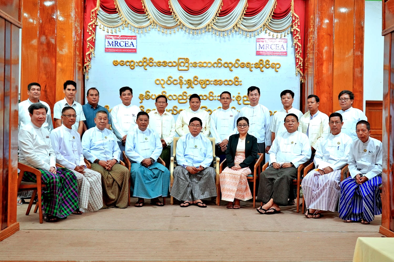 မကွေးတိုင်းဒေသကြီးဝန်ကြီးချုပ် ဦးတင့်လွင် တိုင်းဒေသကြီးဆောက်လုပ်ရေးဆိုင်ရာ လုပ်ငန်းရှင်များ အသင်း နှစ်ပတ်လည် အသင်းသားစုံညီနှင့် ရွေးချယ်တင်မြှောက်ပွဲ အခမ်းအနားသို့ တက်ရောက်