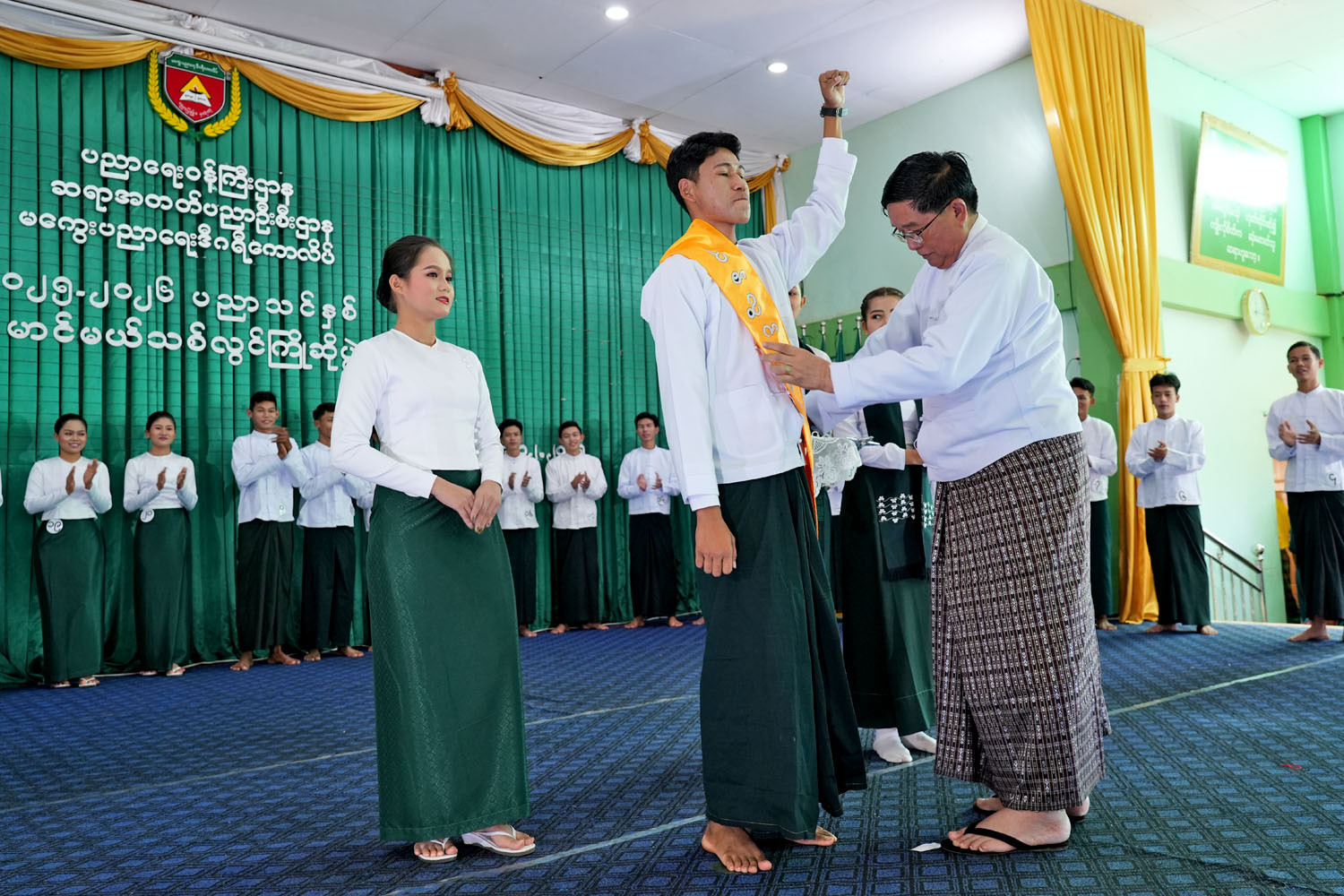 မကွေးတိုင်းဒေသကြီးဝန်ကြီးချုပ် ဦးတင့်လွင် ၂၀၂၅-၂၀၂၆ ပညာသင်နှစ် မကွေးပညာရေးဒီဂရီ ကောလိပ် ပုံမှန်သင်တန်းများဖွင့်လှစ်ရေးနှင့် ပထမနှစ် ကျောင်းသား/ကျောင်းသူများ၏ မောင်မယ် သစ်လွင်ကြိုဆိုပွဲ အခမ်းအနားသို့ တက်ရောက်