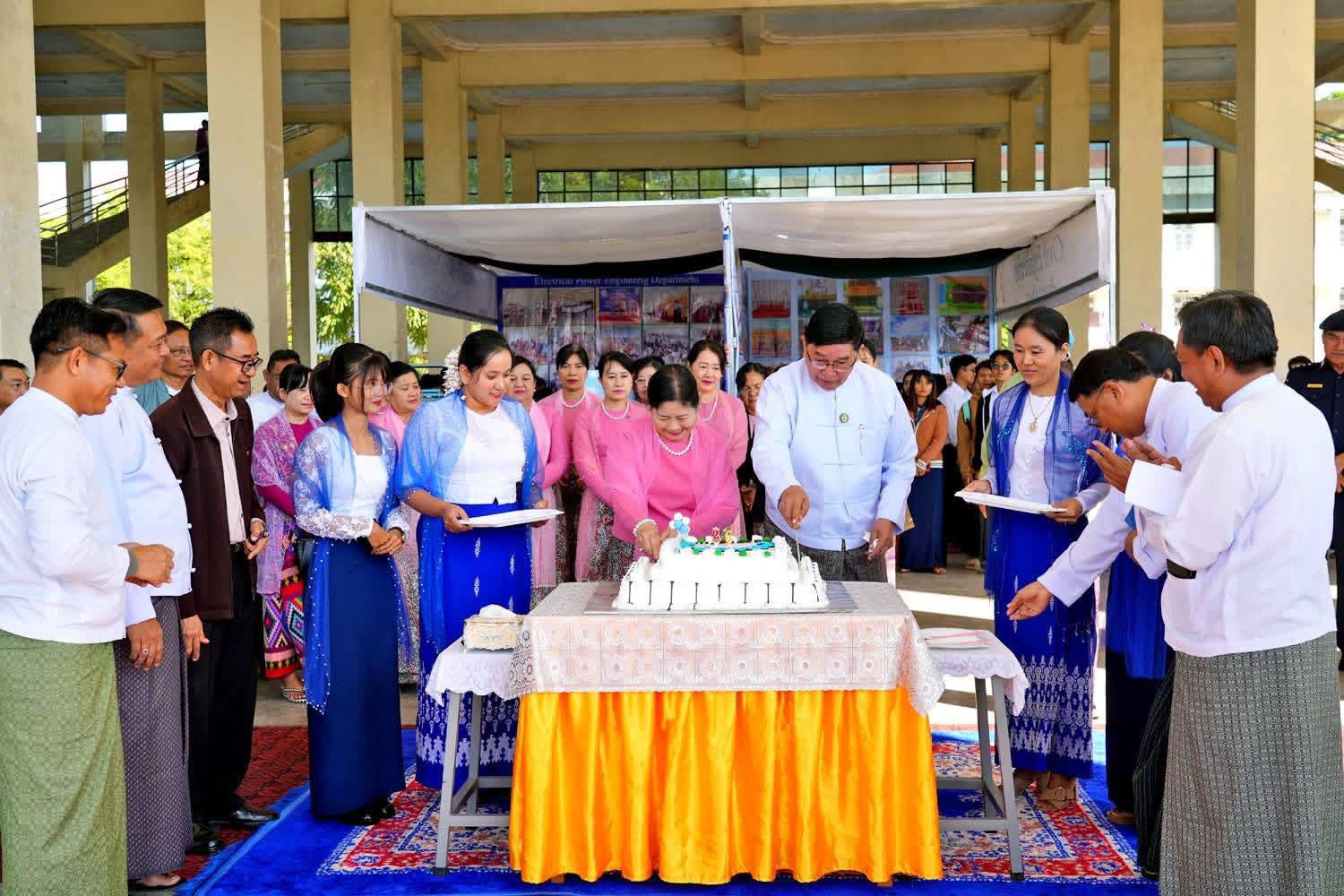 မကွေးတိုင်းဒေသကြီးဝန်ကြီးချုပ် ဦးတင့်လွင် နည်းပညာတက္ကသိုလ်(မကွေး) Science Competition and Fair, 2025 အခမ်းအနားသို့ တက်ရောက်