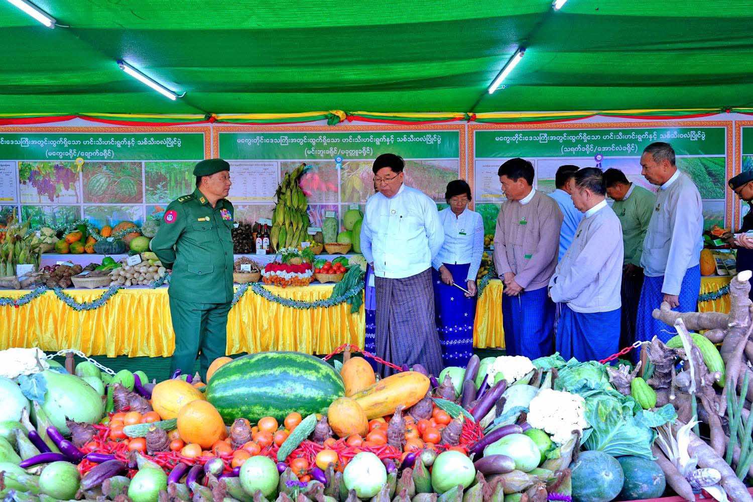 မကွေးတိုင်းဒေသကြီးဝန်ကြီးချုပ် ဦးတင့်လွင်  မကွေးမြို့(၇၉)နှစ်မြောက် ပြည်ထောင်စုနေ့ သဝဏ်လွှာ ဖတ်ကြားပွဲ တက်ရောက်၊ ဟင်းသီးဟင်းရွက်၊ သစ်သီးဝလံ ပြပွဲ၊ ပြိုင်ပွဲနှင့် အဆိုပြိုင်ပွဲတို့တွင် ဆုရရှိသူများအား ဆုချီးမြှင့်ပေးအပ်