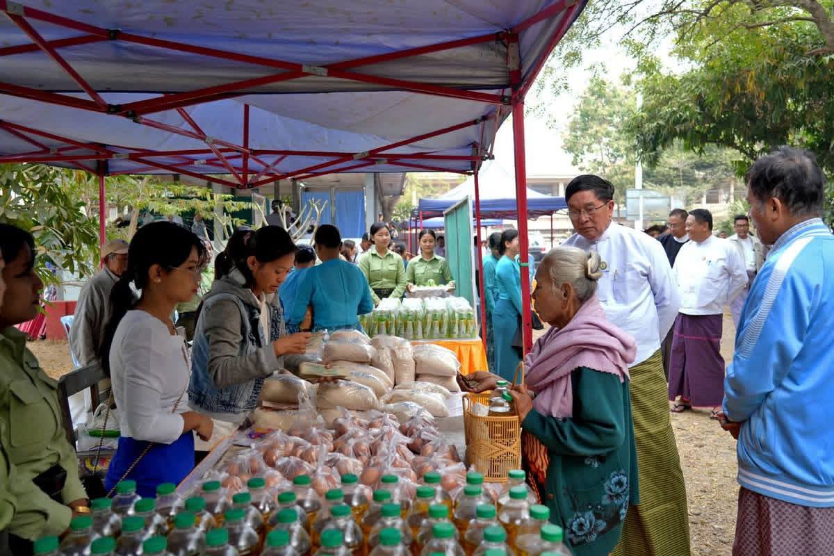 မကွေးတိုင်းဒေသကြီးဝန်ကြီးချုပ် ဦးတင့်လွင် မကွေးမြို့ မြန်မာ့စီးပွားရေးဘဏ်တွင် နိုင်ငံ့ဝန်ထမ်း(အငြိမ်းစား)များအား ကျန်းမာရေးစောင့်ရှောက်မှုအဖြစ် အခမဲ့ ဆေးကုသပေးခြင်းနှင့် သွားတုအံကပ် တပ်ဆင်ပေးရန် တိုင်းတာပေးနေမှုနှင့် ၂၀၂၅-၂၀၂၆ ပညာသင်နှစ် အခြေခံပညာမူလတန်းအဆင့် (Grade-5)၊ အခြေခံပညာအလယ်တန်းအဆင့်  (Grade-9)ပြီးမြောက်မှု စာမေးပွဲဖြေဆိုမှု ကြည့်ရှုအားပေး
