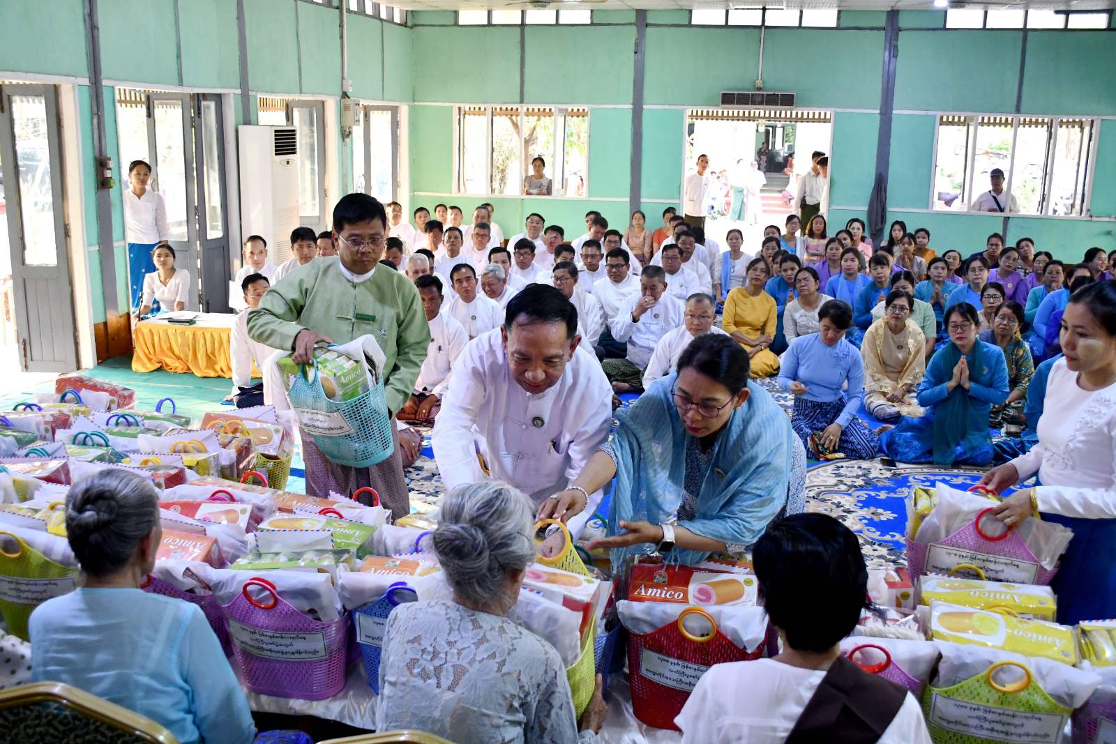 မကွေးတိုင်းဒေသကြီးဝန်ကြီးချုပ် ဦးတင်ကိုကို အသက်(၈၅)နှစ် နှင့်အထက်  သက်ကြီးအဘိုး၊ အဘွားများအား ပူဇော်ကန်တော့ပွဲအခမ်းနားတက်ရောက်