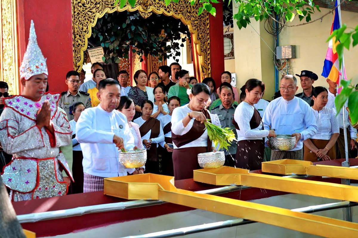 မကွေးတိုင်းဒေသကြီးဝန်ကြီးချုပ် ဦးတင်ကိုကို တိုင်းဒေသကြီးအစိုးရအဖွဲ့မှ ကြီးမှူး၍ မကွေးမြို့ မြသလွန်စေတီတော်တွင် ကဆုန်လပြည့်နေ့ ဆွမ်းဆန်စိမ်းလောင်းလှူပွဲနှင့် ညောင်ရေသွန်းပွဲ အခမ်းအနား တက်ရောက်