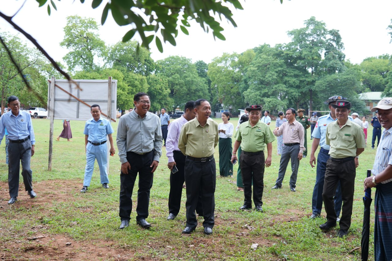 မကွေးတိုင်းဒေသကြီးဝန်ကြီးချုပ် ဦးတင်ကိုကို မကွေးမြို့ အမှတ်(၁)အထက ကျောင်းဝန်းအတွင်း သန့်ရှင်းသာယာလှပမှုရှိစေရေး ဌာနဆိုင်ရာများ စုပေါင်းသန့်ရှင်းရေး ဆောင်ရွက်နေမှုအား ကြည့်ရှုအားပေး
