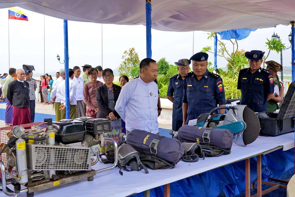 မကွေးတိုင်းဒေသကြီးဝန်ကြီးချုပ် ဦးတင်ကိုကို တိုင်းဒေသကြီးမီးသတ်ဦးစီးဌာန ရေပြင်မီးငြိမ်းသတ်ရေး နှင့် ရှာဖွေကယ်ဆယ်ရေးစွမ်းရည် သရုပ်ပြသခြင်း အခမ်းအနား တက်ရောက်