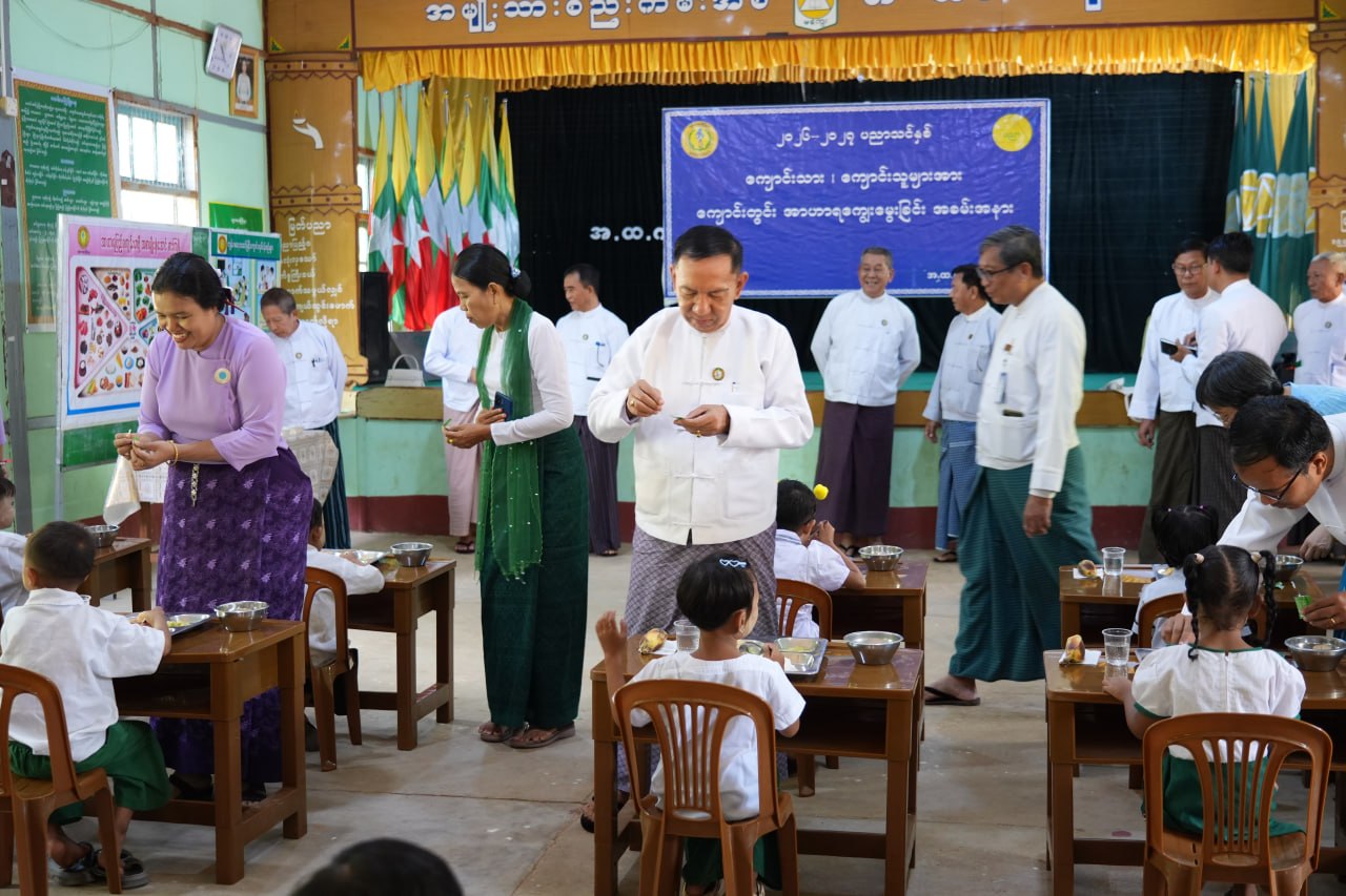 မကွေးတိုင်းဒေသကြီးဝန်ကြီးချုပ် ဦးတင်ကိုကို ကျောင်းနေအရွယ်ကလေးများ အာဟာရဖွံ့ဖြိုး တိုးတက်ရေး အစီအစဉ်ဖြင့် KG ကျောင်းသား/ကျောင်းသူများအား ကျောင်းတွင်း အာဟာရ‌ ချက်ပြုတ်ကျွေးမွေးနေမှု ကြည့်ရှုအားပေး၊ မကွေးတိုင်းဒေသကြီးအကျဉ်းဦးစီးဌာနရှိ ဝန်ထမ်းများ၊ မကွေးဗဟိုအကျင်းထောင်ရှိ  ဝန်ထမ်းမိသားစုဝင်များအား တွေဆုံ